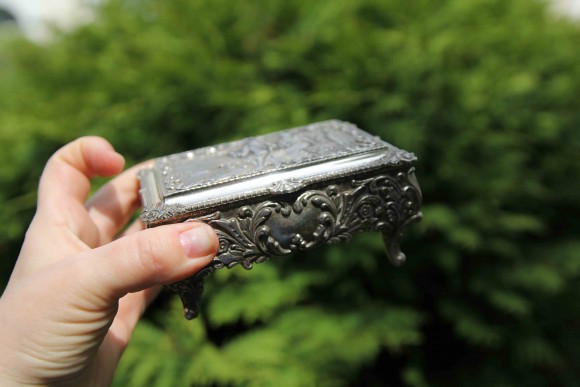 Тяжелая старинная шкатулка романтической тематики