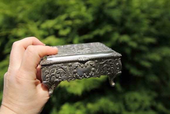 Тяжелая старинная шкатулка романтической тематики