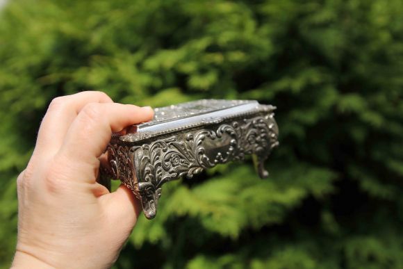 Тяжелая старинная шкатулка романтической тематики