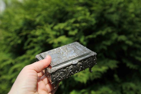 Тяжелая старинная шкатулка романтической тематики