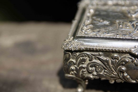 Тяжелая старинная шкатулка романтической тематики