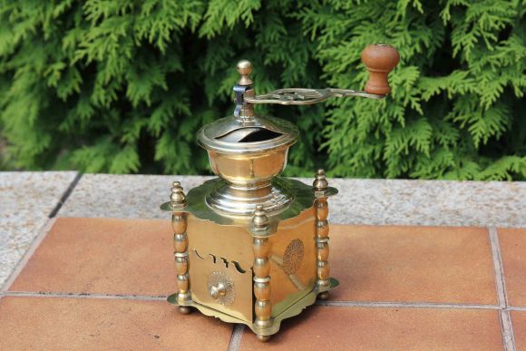 Старинная ручная кофемолка. Европа. Начало 20 века