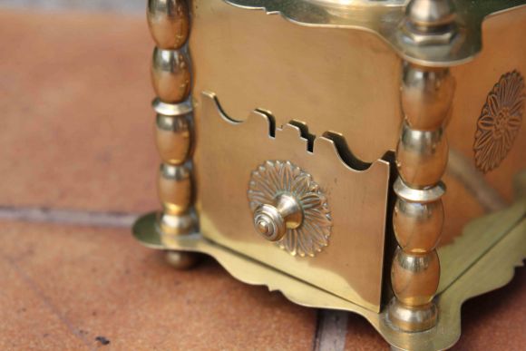 Старинная ручная кофемолка. Европа. Начало 20 века