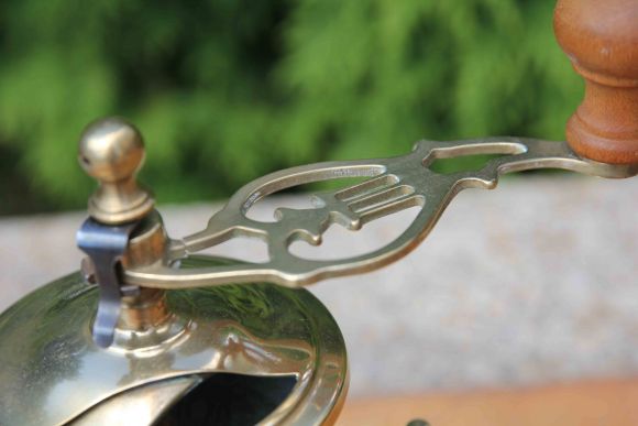 Старинная ручная кофемолка. Европа. Начало 20 века