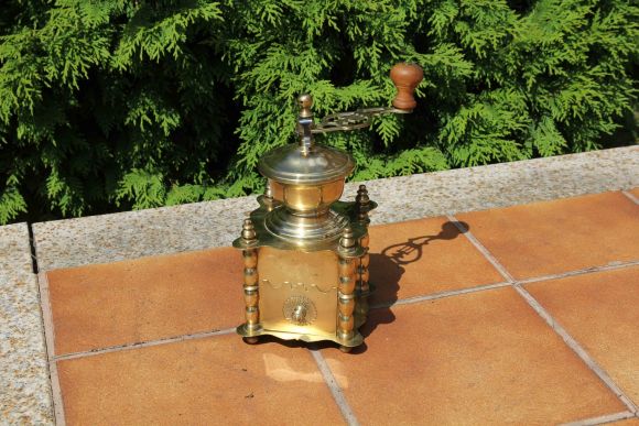 Старинная ручная кофемолка. Европа. Начало 20 века