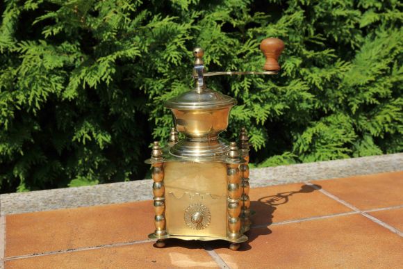 Старинная ручная кофемолка. Европа. Начало 20 века