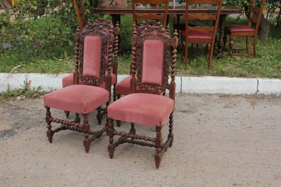 Антикварные стулья с бархатной обивкой нежного цвета