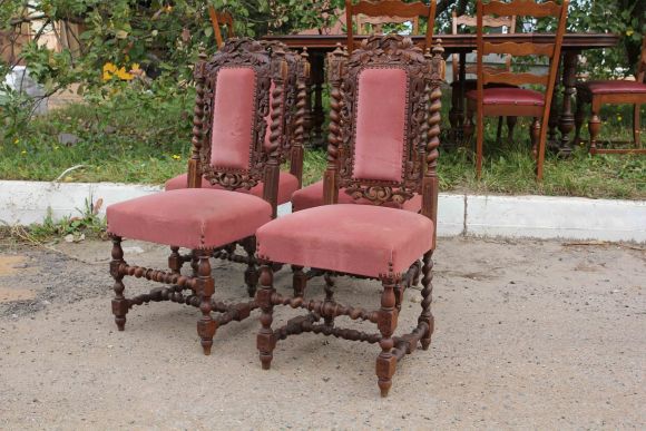 Антикварные стулья с бархатной обивкой нежного цвета