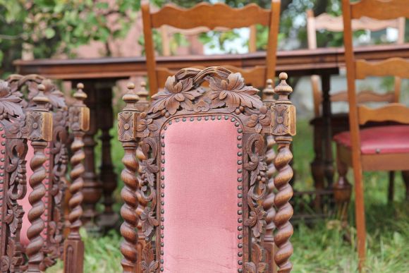 Антикварные стулья с бархатной обивкой нежного цвета