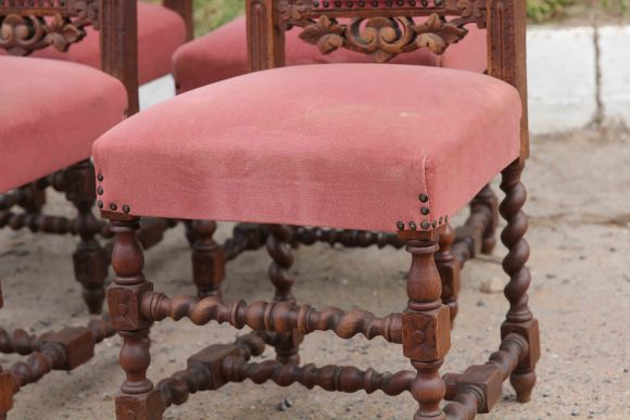Антикварные стулья с бархатной обивкой нежного цвета