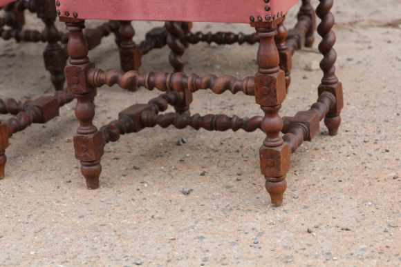 Антикварные стулья с бархатной обивкой нежного цвета