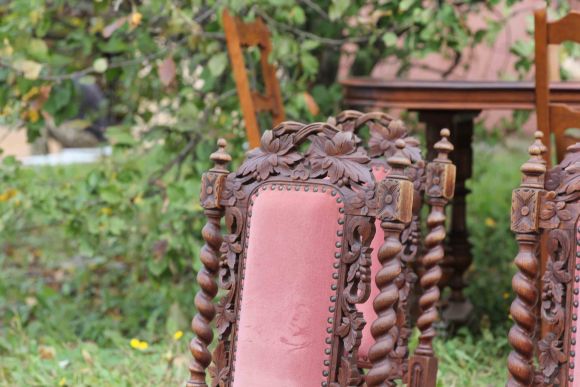 Антикварные стулья с бархатной обивкой нежного цвета