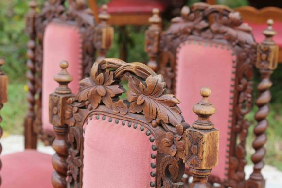 Антикварные стулья с бархатной обивкой нежного цвета