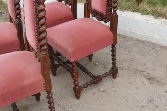 Антикварные стулья с бархатной обивкой нежного цвета