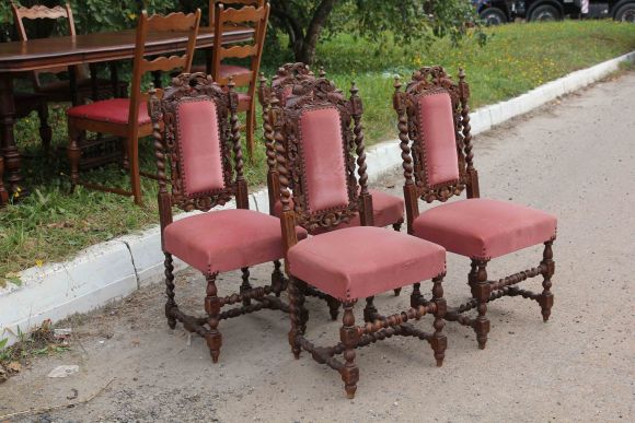 Антикварные стулья с бархатной обивкой нежного цвета