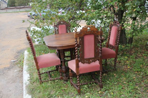 Антикварные стулья с бархатной обивкой нежного цвета