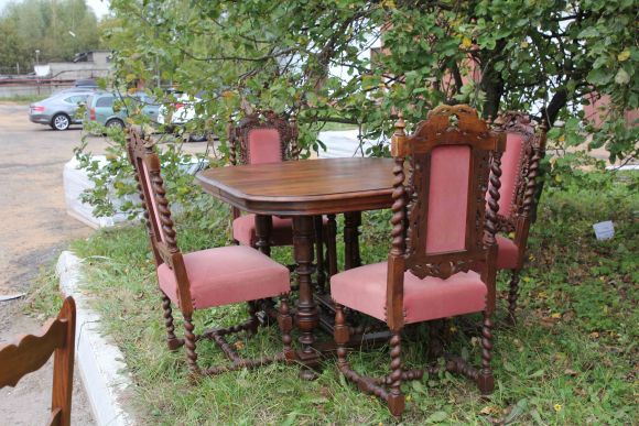 Антикварные стулья с бархатной обивкой нежного цвета