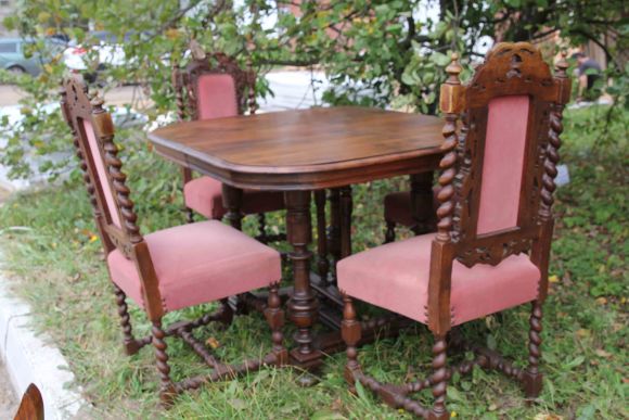 Антикварные стулья с бархатной обивкой нежного цвета