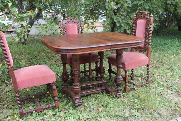 Антикварные стулья с бархатной обивкой нежного цвета