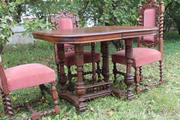 Антикварные стулья с бархатной обивкой нежного цвета