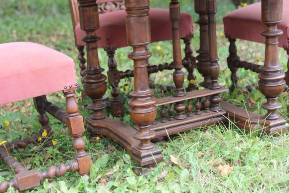 Антикварные стулья с бархатной обивкой нежного цвета