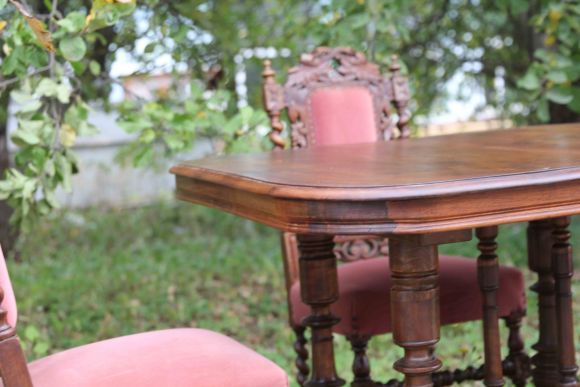 Антикварные стулья с бархатной обивкой нежного цвета