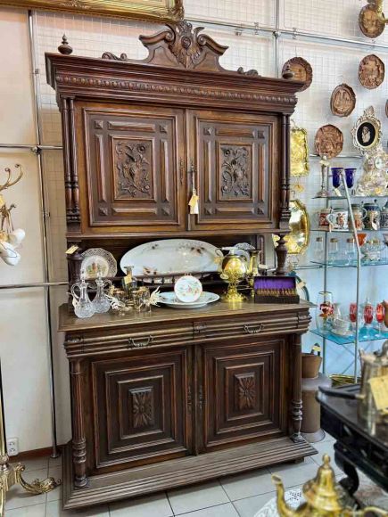 Дубовый антикварный буфет