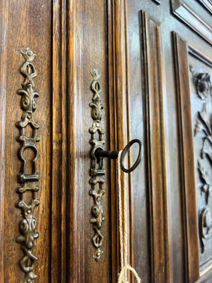 Дубовый антикварный буфет