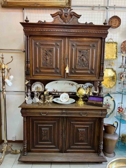 Дубовый антикварный буфет