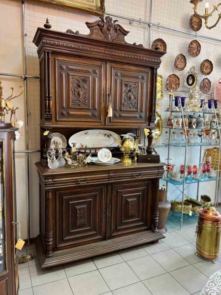 Дубовый антикварный буфет