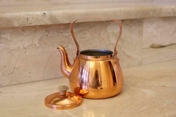 Винтажный компактный чайник из меди и дерева