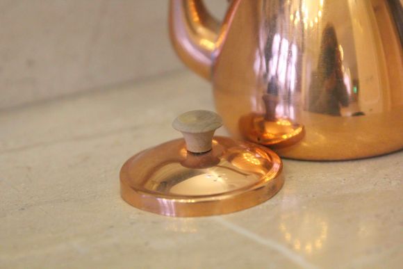 Винтажный компактный чайник из меди и дерева