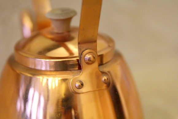 Винтажный компактный чайник из меди и дерева