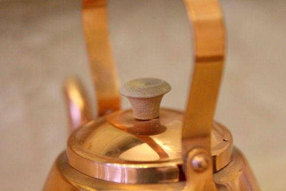 Винтажный компактный чайник из меди и дерева