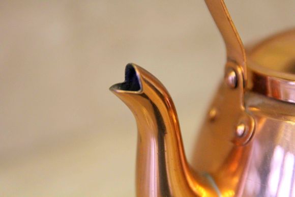 Винтажный компактный чайник из меди и дерева