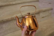 Винтажный компактный чайник из меди и дерева Винтажный компактный чайник из меди и дерева