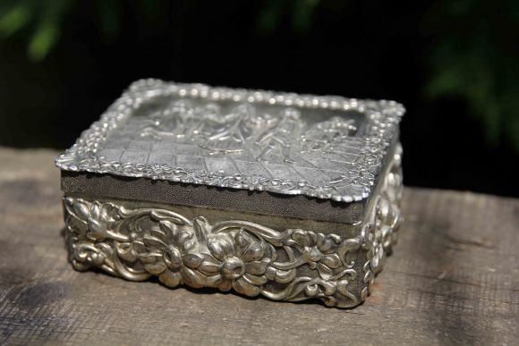 Роскошная шкатулка "На балу". Украшена цветочным арнаментом