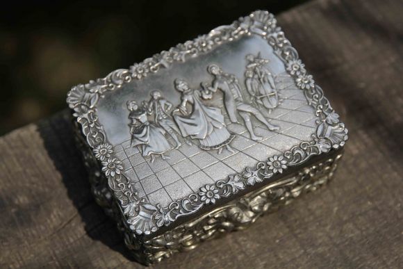 Роскошная шкатулка "На балу". Украшена цветочным арнаментом