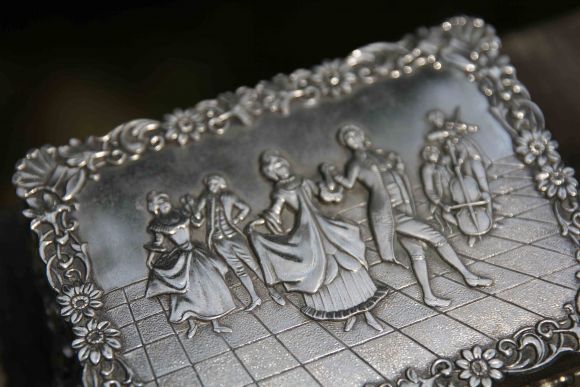 Роскошная шкатулка "На балу". Украшена цветочным арнаментом