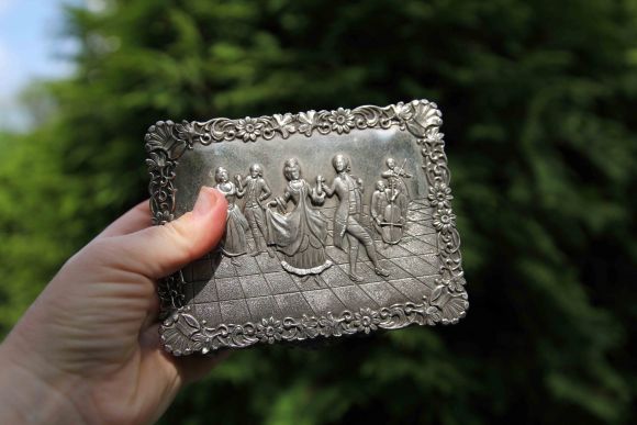 Роскошная шкатулка "На балу". Украшена цветочным арнаментом