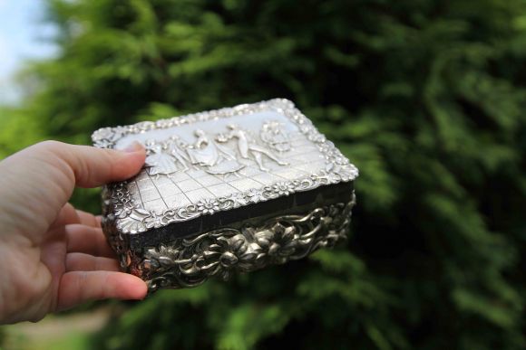 Роскошная шкатулка "На балу". Украшена цветочным арнаментом