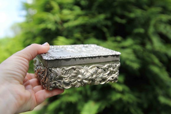 Роскошная шкатулка "На балу". Украшена цветочным арнаментом