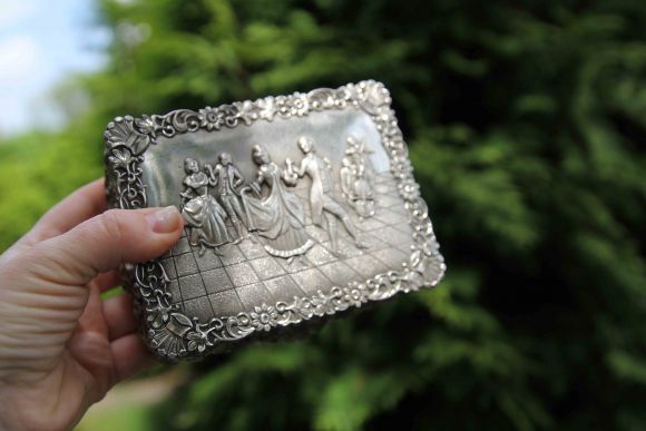 Роскошная шкатулка "На балу". Украшена цветочным арнаментом