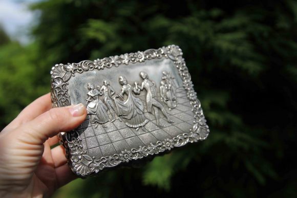 Роскошная шкатулка "На балу". Украшена цветочным арнаментом