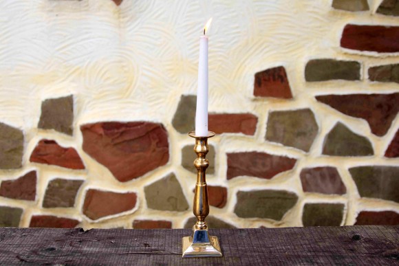 Красивый старинный подсвечник для дома