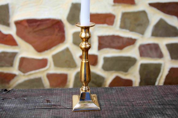 Красивый старинный подсвечник для дома