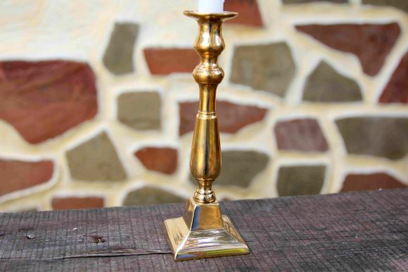 Красивый старинный подсвечник для дома