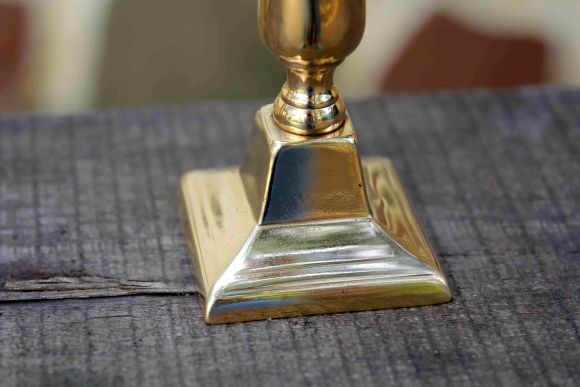 Красивый старинный подсвечник для дома