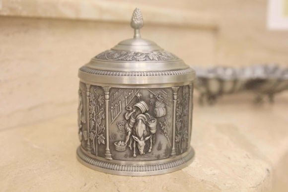 Винтажная оловянная шкатулка немецкой работы