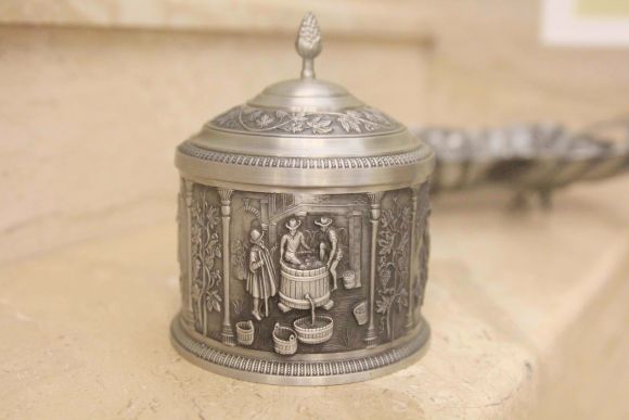 Винтажная оловянная шкатулка немецкой работы